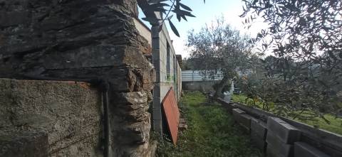 Moradia em reconstrução com jardim