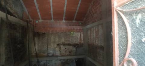 Moradia em reconstrução com jardim