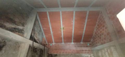 Moradia em reconstrução com jardim