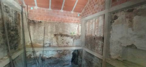 Moradia em reconstrução com jardim