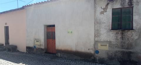 Moradia em reconstrução com jardim