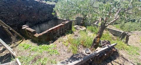 Moradia em reconstrução com jardim