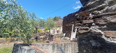 Moradia em reconstrução com jardim