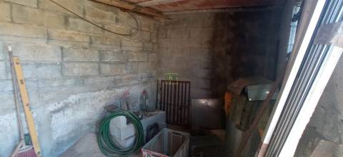 Moradia em reconstrução com jardim