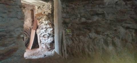 Moradia em reconstrução com jardim