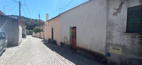 Moradia em reconstrução com jardim