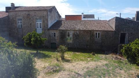 Moradia Centenária para recuperar - T8 - Quintal - Póvoa de Rio de Moinhos