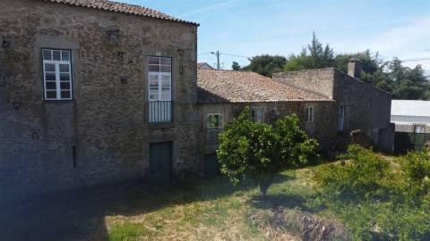 Moradia Centenária para recuperar - T8 - Quintal - Póvoa de Rio de Moinhos