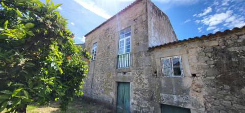 Moradia Centenária para recuperar - T8 - Quintal - Póvoa de Rio de Moinhos