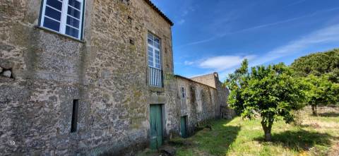 Moradia Centenária para recuperar - T8 - Quintal - Póvoa de Rio de Moinhos