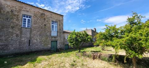 Moradia Centenária para recuperar - T8 - Quintal - Póvoa de Rio de Moinhos