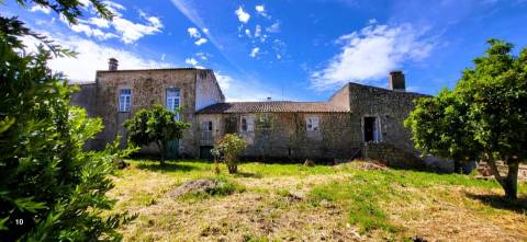 Moradia Centenária para recuperar - T8 - Quintal - Póvoa de Rio de Moinhos