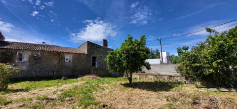 Moradia Centenária para recuperar - T8 - Quintal - Póvoa de Rio de Moinhos