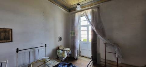 Moradia Centenária para recuperar - T8 - Quintal - Póvoa de Rio de Moinhos