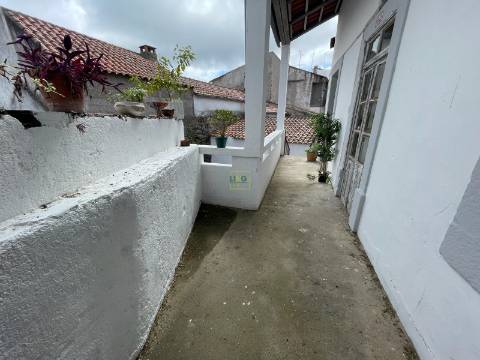 Moradia T4 com espaço exterior em Oledo