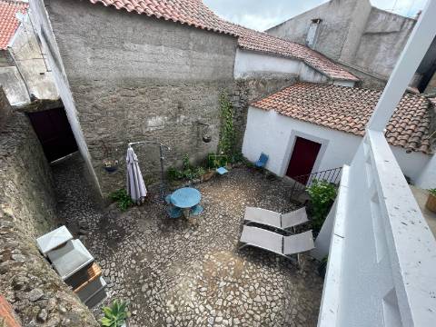 Moradia T4 com espaço exterior em Oledo