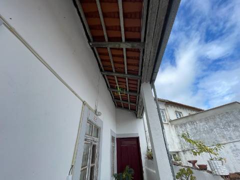 Moradia T4 com espaço exterior em Oledo