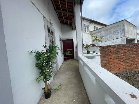 Moradia T4 com espaço exterior em Oledo