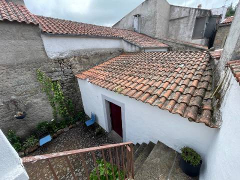 Moradia T4 com espaço exterior em Oledo