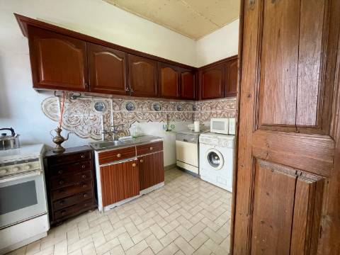 Moradia T4 com espaço exterior em Oledo