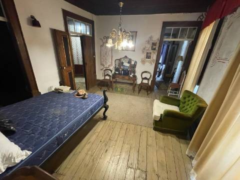 Moradia T4 com espaço exterior em Oledo