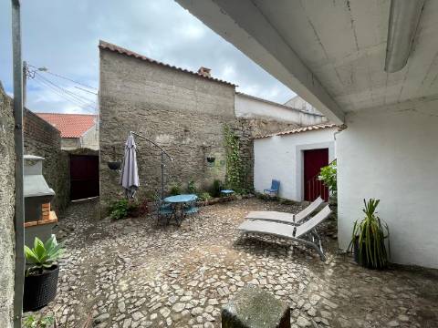 Moradia T4 com espaço exterior em Oledo