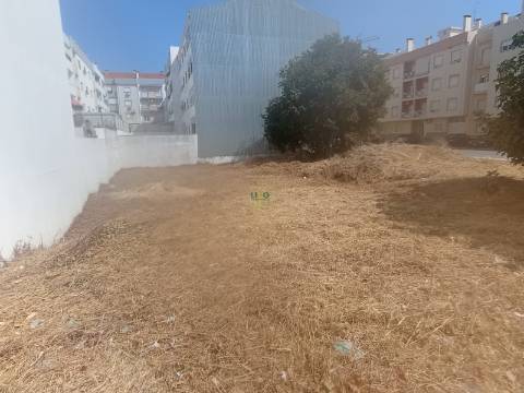 Lote de Terreno para construção de um prédio na Quinta da Carapalha