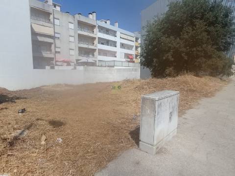 Lote de Terreno para construção de um prédio na Quinta da Carapalha