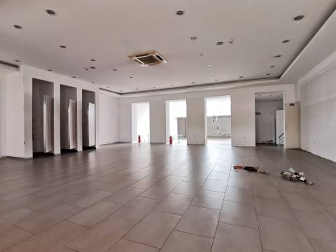 Espaço comercial à venda na Avenida 1º de Maio