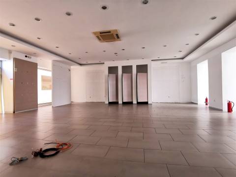 Espaço comercial à venda na Avenida 1º de Maio