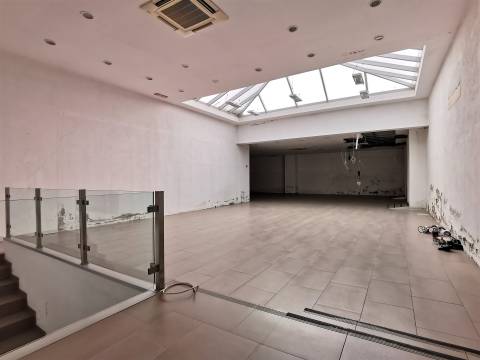 Espaço comercial à venda na Avenida 1º de Maio