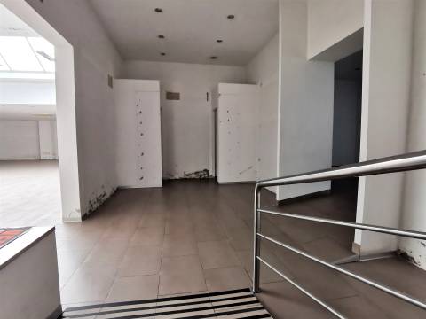 Espaço comercial à venda na Avenida 1º de Maio