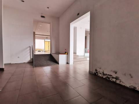 Espaço comercial à venda na Avenida 1º de Maio