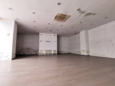 Espaço comercial à venda na Avenida 1º de Maio