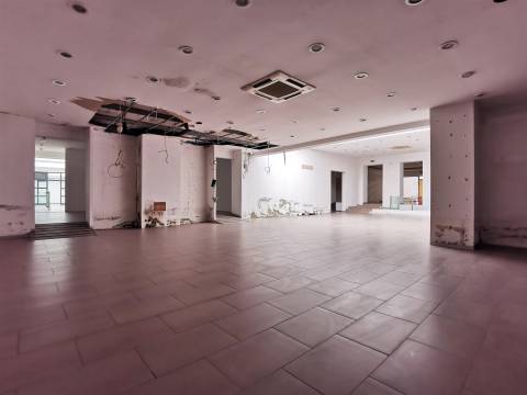 Espaço comercial à venda na Avenida 1º de Maio