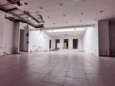 Espaço comercial à venda na Avenida 1º de Maio