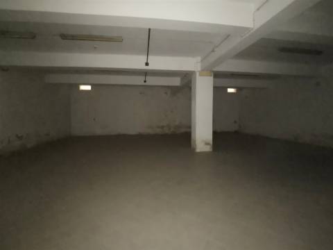 Espaço comercial à venda na Avenida 1º de Maio