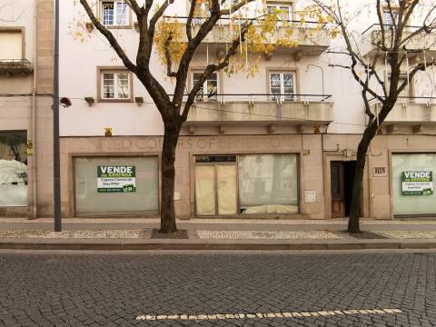Espaço comercial à venda na Avenida 1º de Maio