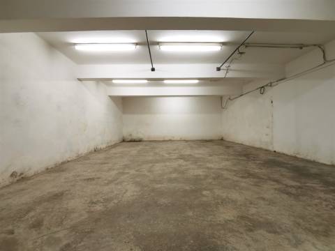 Espaço comercial à venda em plena Avenida 1º de Maio