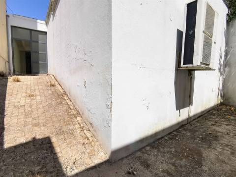 Espaço comercial à venda em plena Avenida 1º de Maio