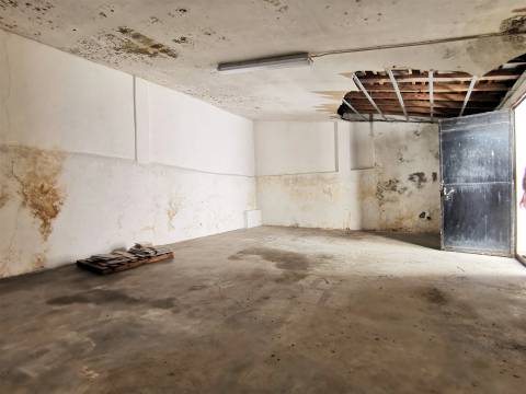 Espaço comercial à venda em plena Avenida 1º de Maio