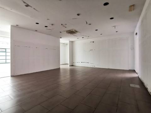 Espaço comercial à venda em plena Avenida 1º de Maio
