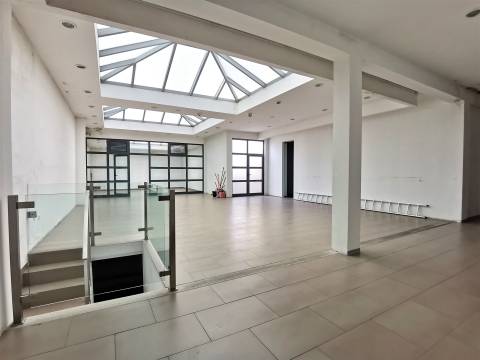 Espaço comercial à venda em plena Avenida 1º de Maio