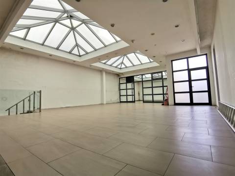 Espaço comercial à venda em plena Avenida 1º de Maio