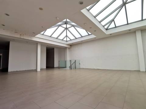 Espaço comercial à venda em plena Avenida 1º de Maio