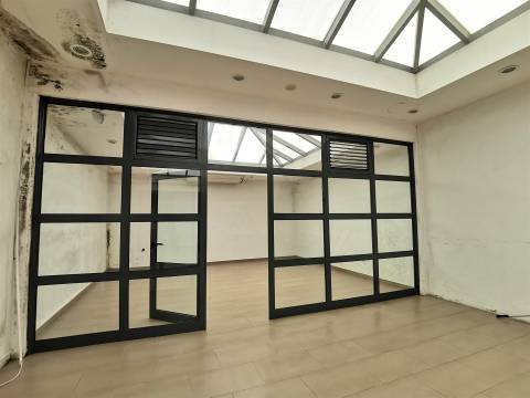 Espaço comercial à venda em plena Avenida 1º de Maio