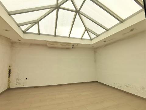 Espaço comercial à venda em plena Avenida 1º de Maio