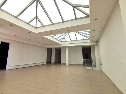 Espaço comercial à venda em plena Avenida 1º de Maio