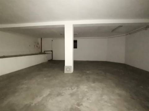 Espaço comercial à venda em plena Avenida 1º de Maio