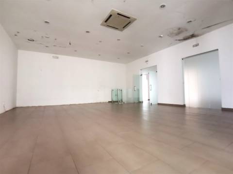 Espaço comercial à venda em plena Avenida 1º de Maio